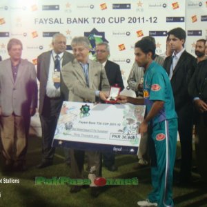 Jamal Anwar receives a cheque at the presentation ceremony