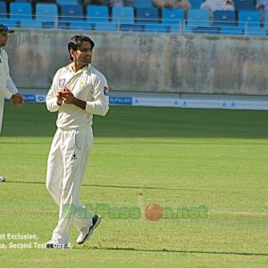 Mohammad Hafeez getting ready to bowl