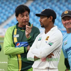 Mohsin Khan talks with Dilshan during the presentation ceremony