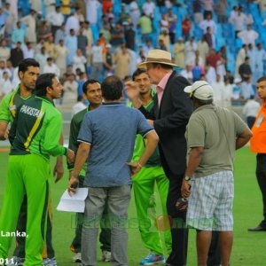 Tony Greig has a word with Pakistani players