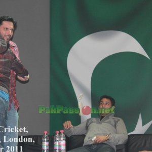 Shahid Afridi Hug Yasir Arafat