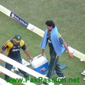 Sohail Tanvir and Ahmed Shahzad carrying the drinks