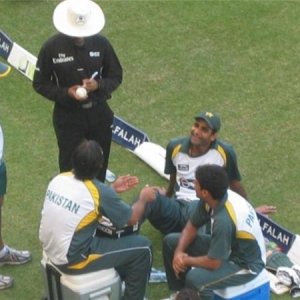 Shoaib Akhtar, Aqib Javed, Iftikhar Anjum, Yasir Arafat and the Umpire