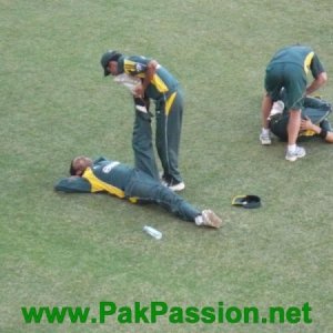 Fawad Alam helps Shoaib Akhtar in training