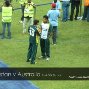 Shahid Afridi and Aaqib Javed have a chat