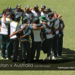 Pakistan team huddle