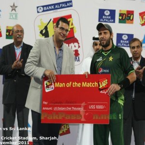 Afridi gets the Man of the Match Award for his brilliant all-rounder perfor