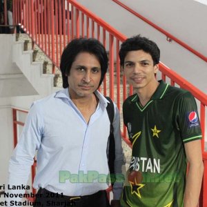 Rameez Raja poses with a Pakistani fan