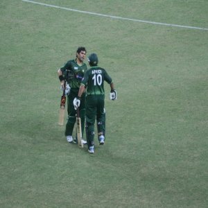 Captain Misbah has a talk with Afridi before he goes on to bat