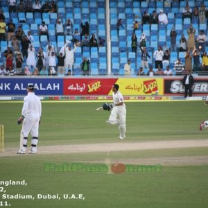 Younis Khan looks to complete the single and bring his hundred up
