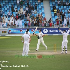 Younis Khan completes the single and raises his bat to the crowd
