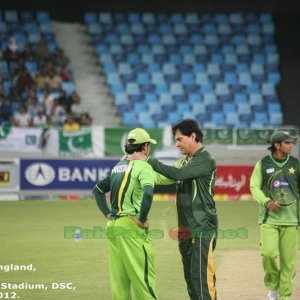 Mohsin Khan has a talk with Saeed Ajmal