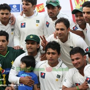 68. Pakistan team with Trophy