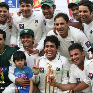 68.1. Pakistan team with Trophy