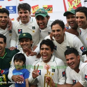 68.2. Pakistan team with Trophy