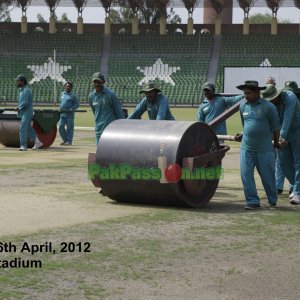 Groundsmen prepare the Lahore pitch ahead of Bangladesh´s visit
