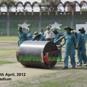 Groundsmen prepare the Lahore pitch ahead of Bangladesh´s visit