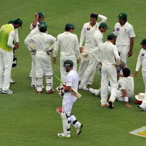Pakistan team celebrate the wicket of Jacques Kallis