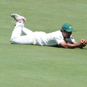 Asad Shafiq takes a good catch to get rid of AB de Villiers