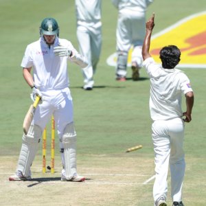 Rahat Ali bowls Abbott as he ended with 6 wickets