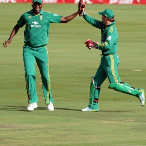 AB de Villiers and Tsotsobe celebrate