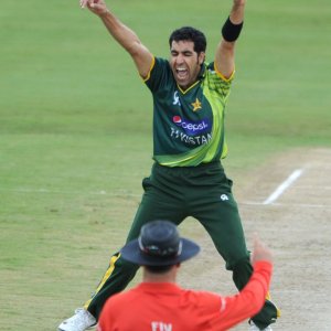 Umar Gul celebrates as Ontong is given LBW