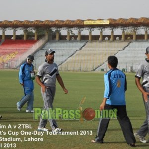 Khurram Manzoor and Saeed Ajmal shake hands