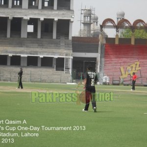 Rahat Ali getting ready to bowl