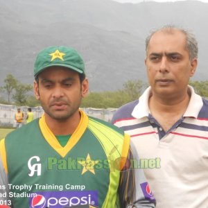 Nadeem Sarwar and Mohammad Hafeez