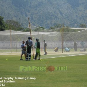 Mohammad Irfan speaks to coach Dav Whatmore