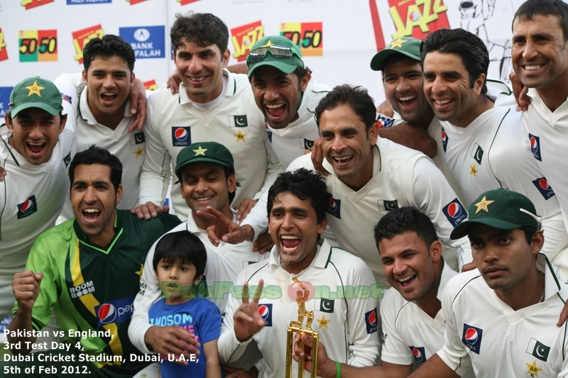 68.2. Pakistan team with Trophy