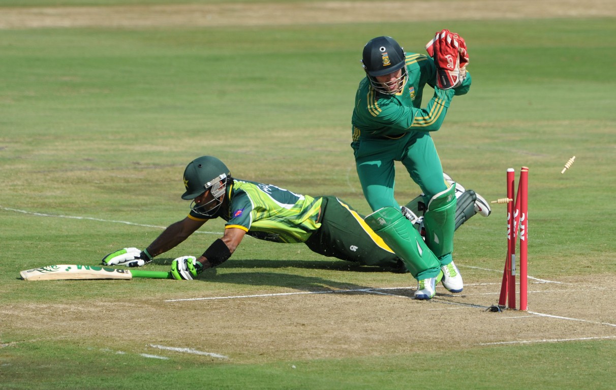 AB de Villiers attempts to run out Mohammad Hafeez
