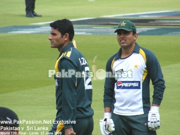 Abdul Razzaq and Kamran Akmal warming up