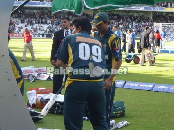 Abdul Razzaq and Mohammed Amir pose with the 2009 T20 World Cup Trophy