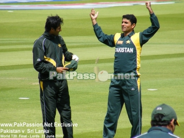 Abdul Razzaq and Shoaib Malik warm-up