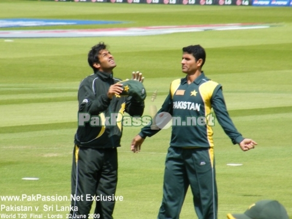 Abdul Razzaq and Shoaib Malik warm-up