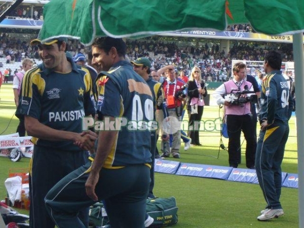 Abdul Razzaq and Umar Gul pose for a photo