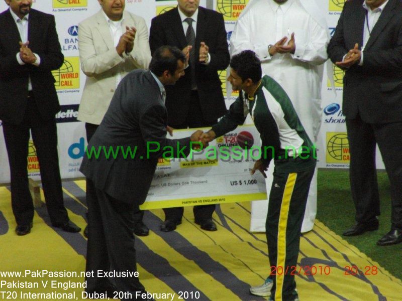 Abdul Razzaq receives a cheque for his heroics