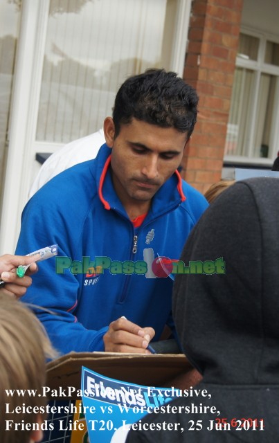 Abdul Razzaq signing autographs