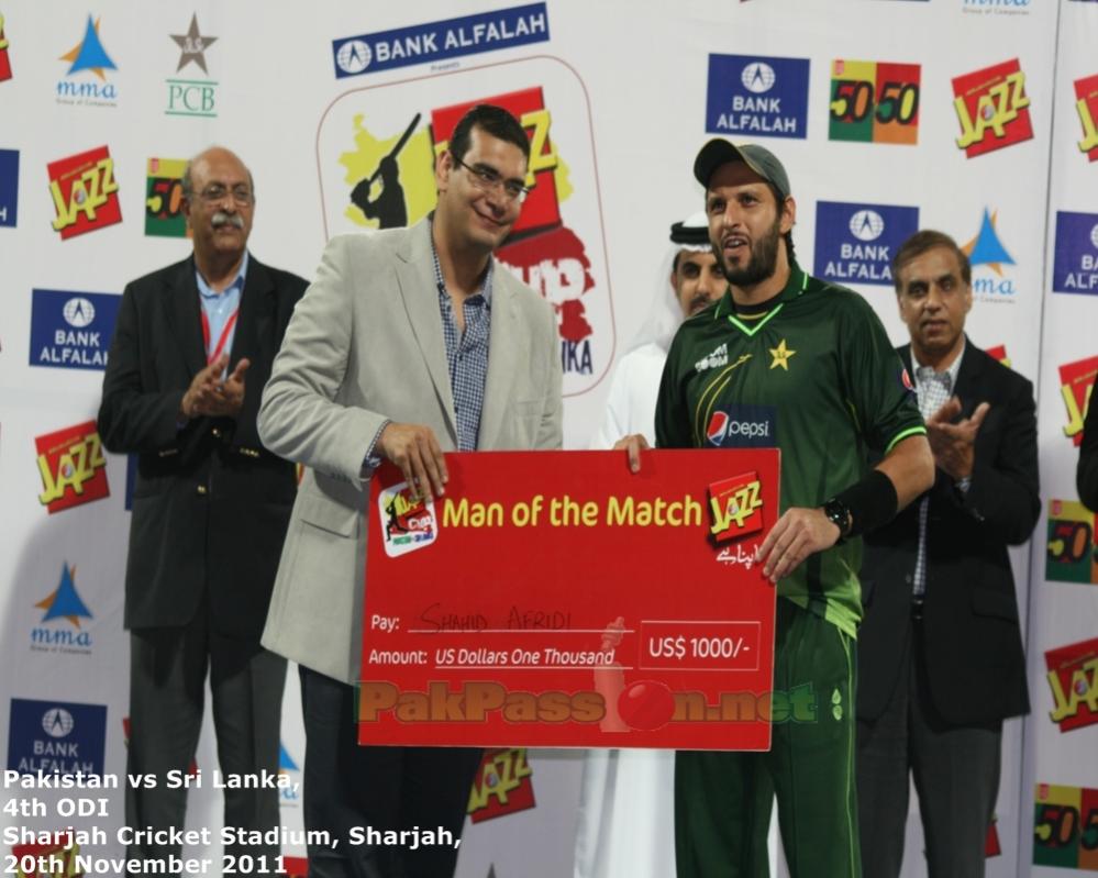 Afridi gets the Man of the Match Award for his brilliant all-rounder perfor