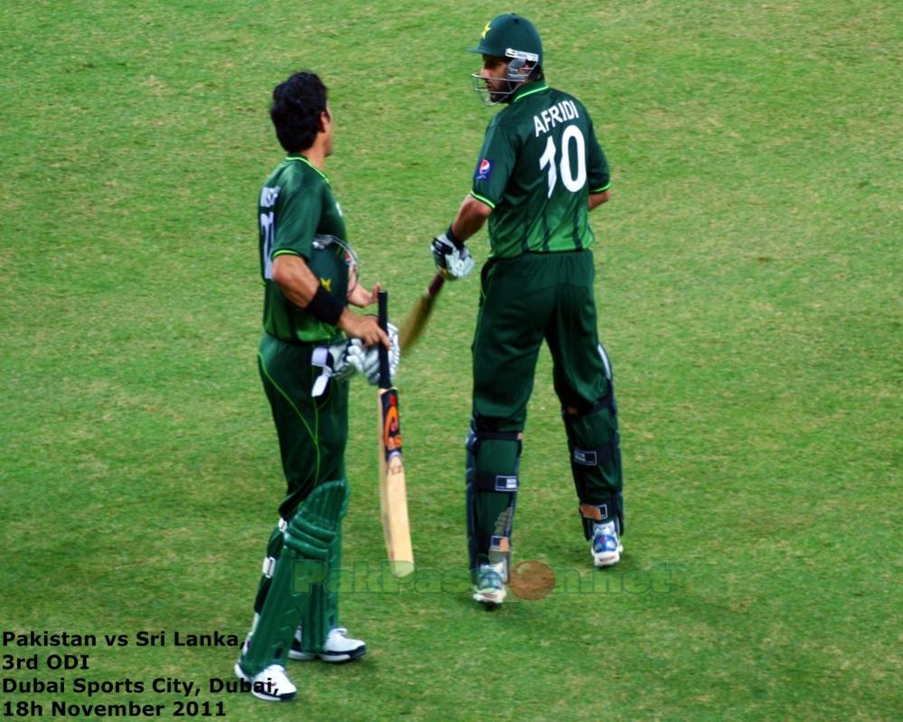 Captain Misbah has a talk with Afridi before he goes on to bat