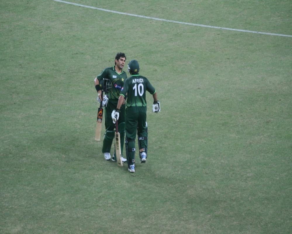 Captain Misbah has a talk with Afridi before he goes on to bat