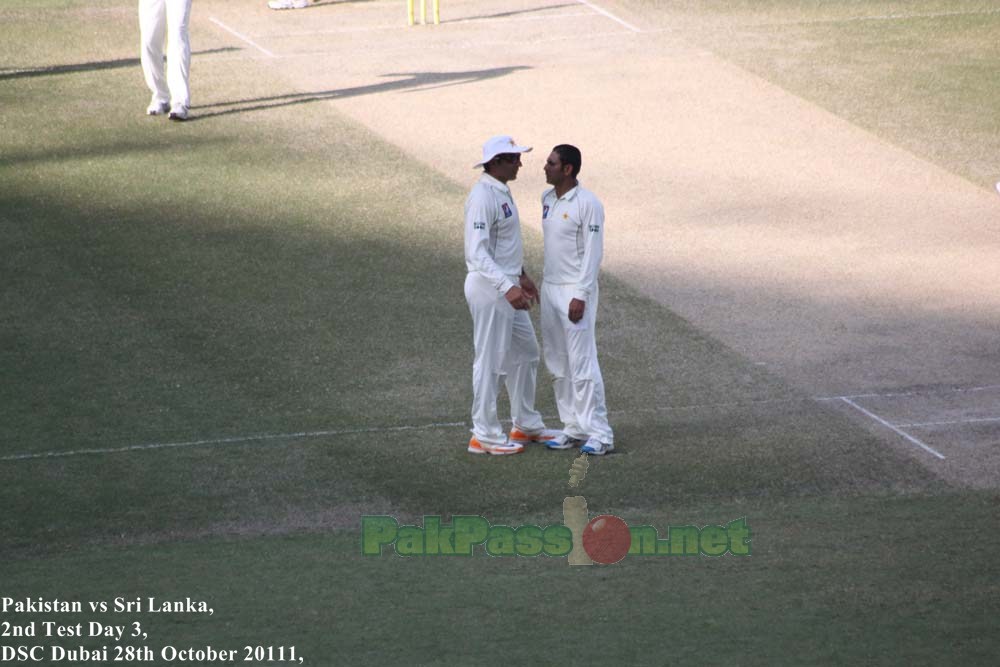 Captain Misbah-ul-Haq and Abdur Rehman have a chat