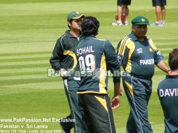 Coach Intikhab Alam monitors the warm-ups alongside David Dwyer