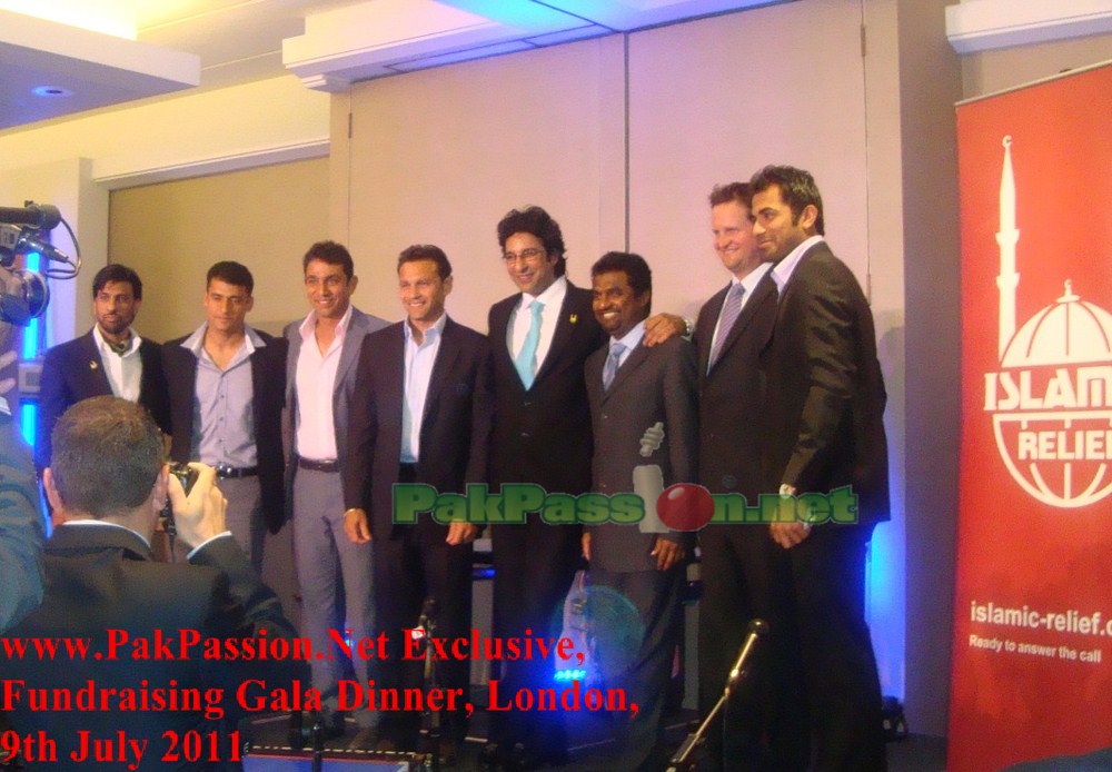 Cricketers present at the Islamic Relief Fundraising event pose for a group