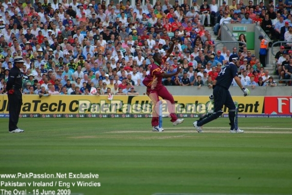 Darren Sammy in his delivery stride