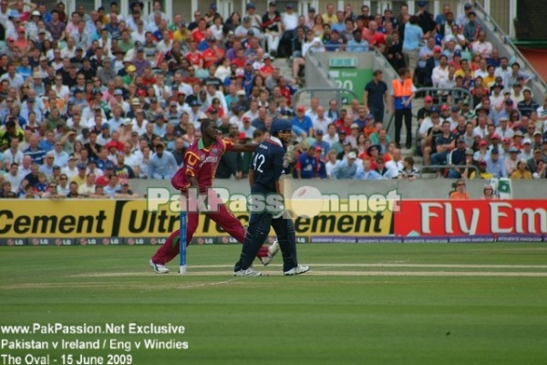 Darren Sammy in his delivery stride