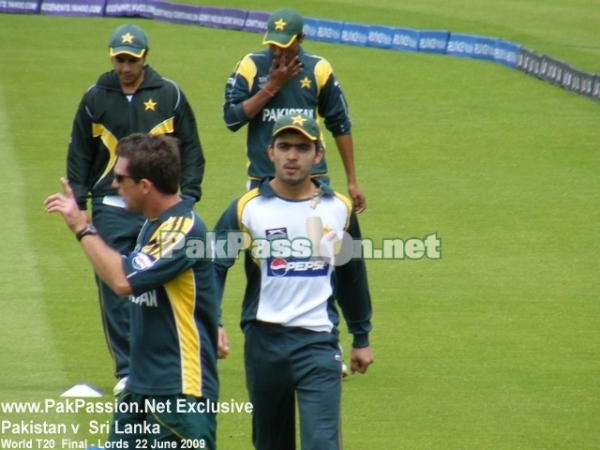 David Dwyer leads the warm-up drills with the Pakistan team