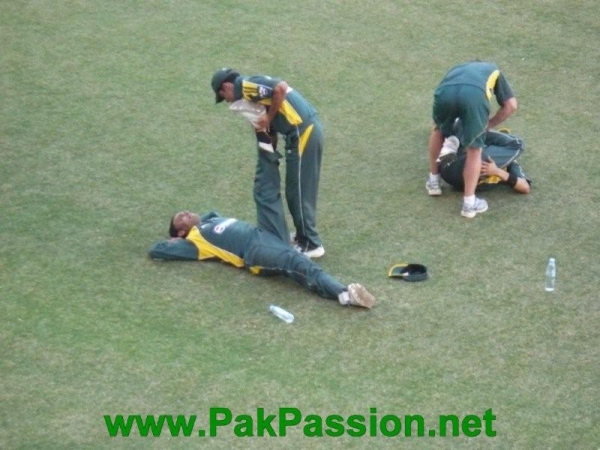 Fawad Alam helps Shoaib Akhtar in training