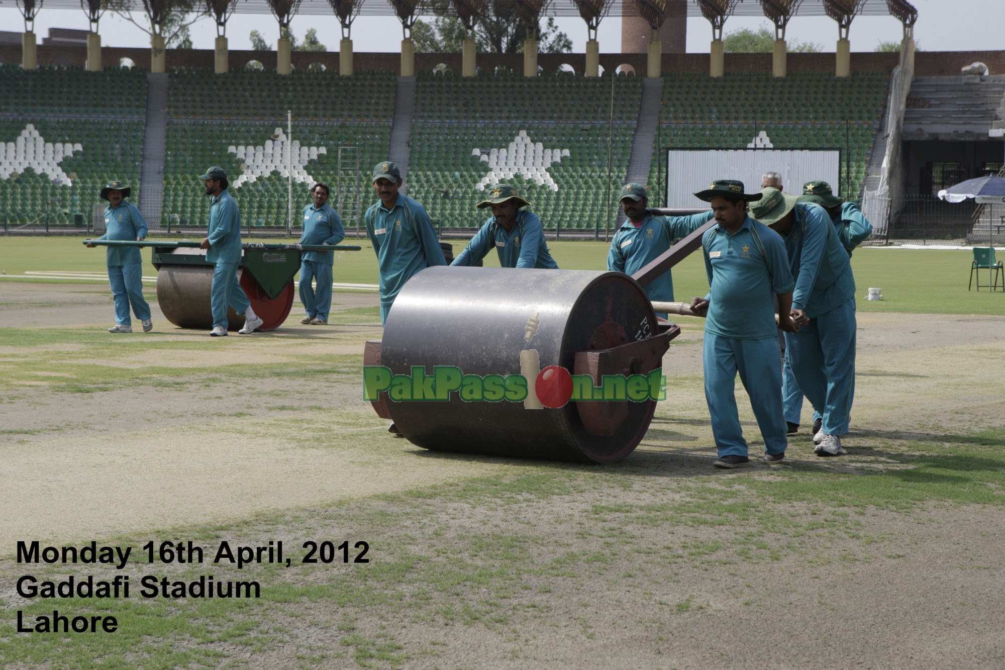 Groundsmen prepare the Lahore pitch ahead of Bangladesh´s visit